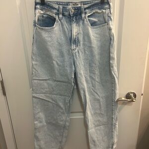 Hollister Women’s Curvy Ultra High-Rise Vintage Straight Light Blue Jeans